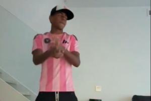 Kaiyuan-致敬?亚马尔社媒晒视频跳尬舞,身穿梅西的迈阿密国际球衣