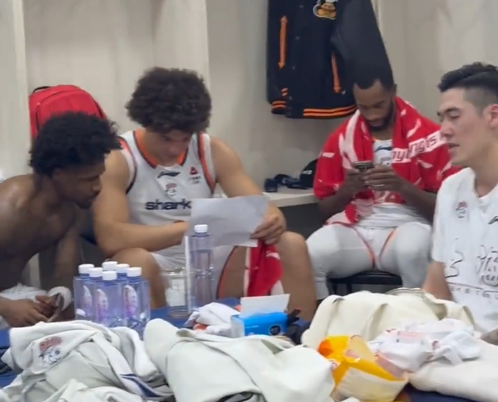 娱乐平台-胜广东更衣室！卢伟赞3将强调团结，领导直指别膨胀，氛围感拉满|上海|张镇麟|刘铮|比赛|古德温_新浪体育_新浪新闻